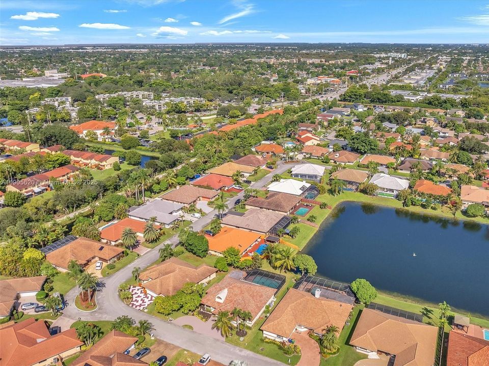 最近售出: $658,000 (4 贝兹, 2 浴室, 2352 平方英尺)