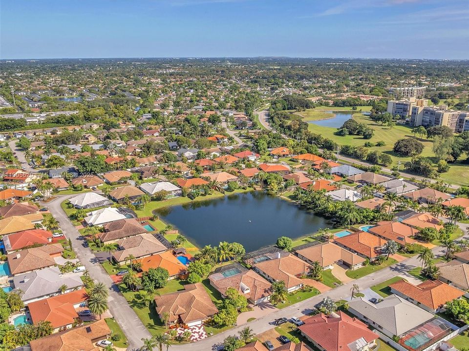 最近售出: $658,000 (4 贝兹, 2 浴室, 2352 平方英尺)