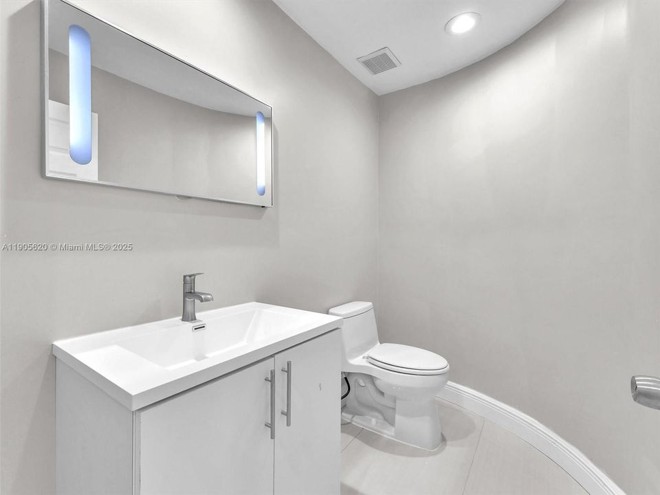 最近售出: $658,000 (4 贝兹, 2 浴室, 2352 平方英尺)