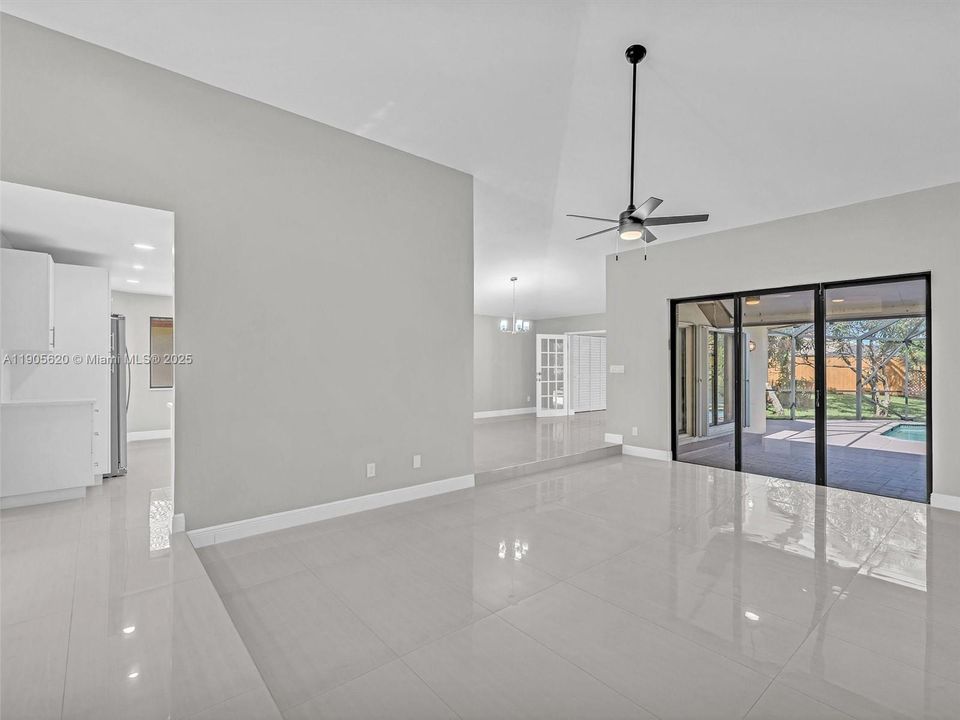 最近售出: $658,000 (4 贝兹, 2 浴室, 2352 平方英尺)