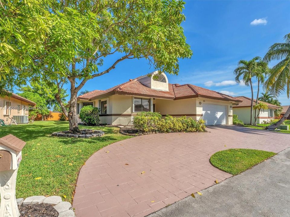 最近售出: $658,000 (4 贝兹, 2 浴室, 2352 平方英尺)