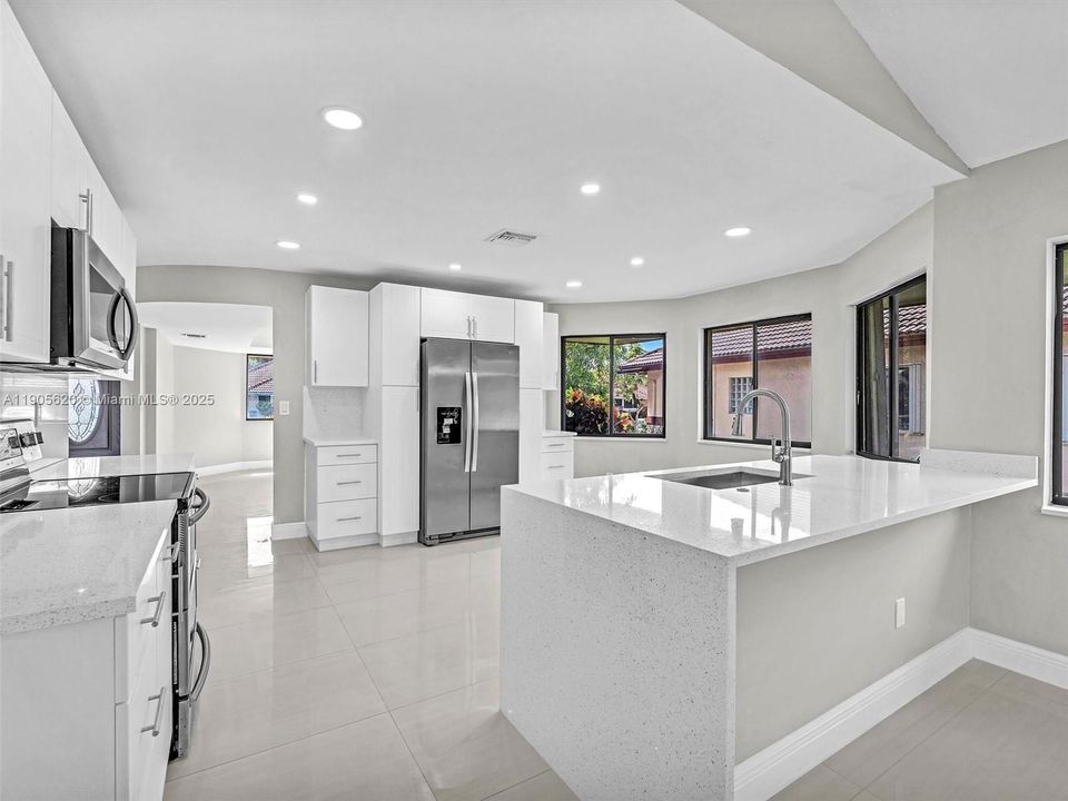 最近售出: $658,000 (4 贝兹, 2 浴室, 2352 平方英尺)