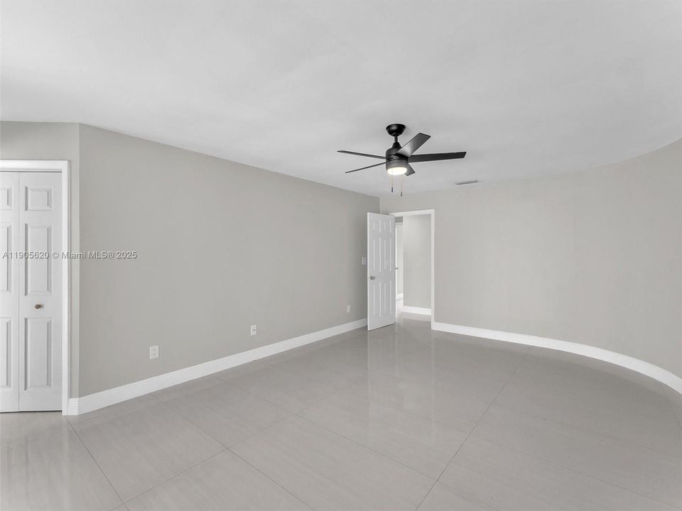 最近售出: $658,000 (4 贝兹, 2 浴室, 2352 平方英尺)