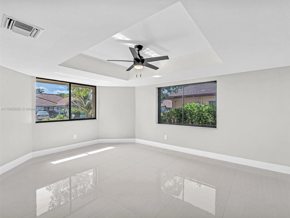 最近售出: $658,000 (4 贝兹, 2 浴室, 2352 平方英尺)