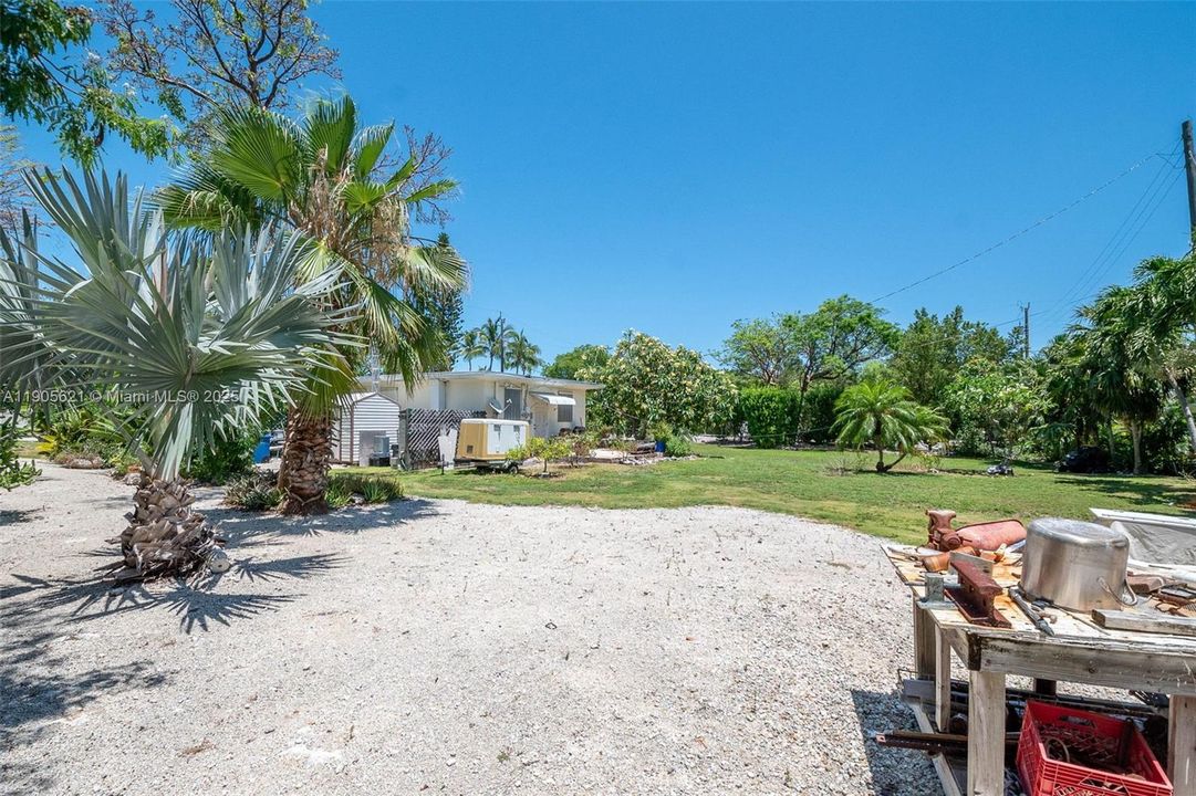 На продажу: $1,175,000 (0.99 acres)