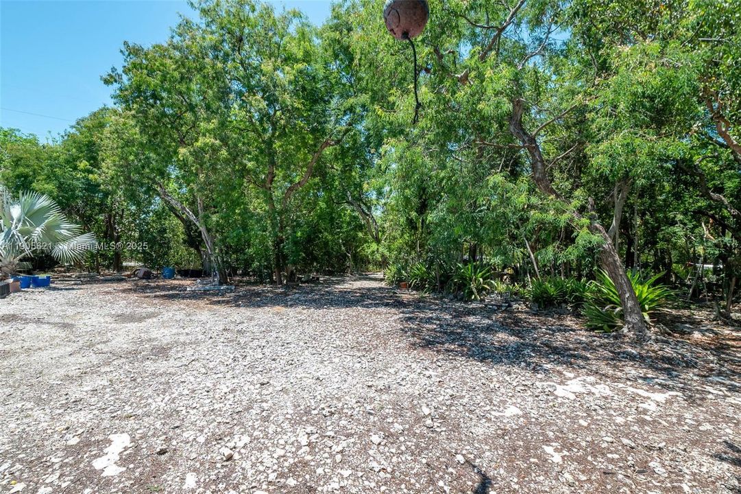 На продажу: $1,175,000 (0.99 acres)