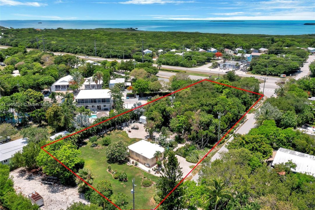 На продажу: $1,175,000 (0.99 acres)