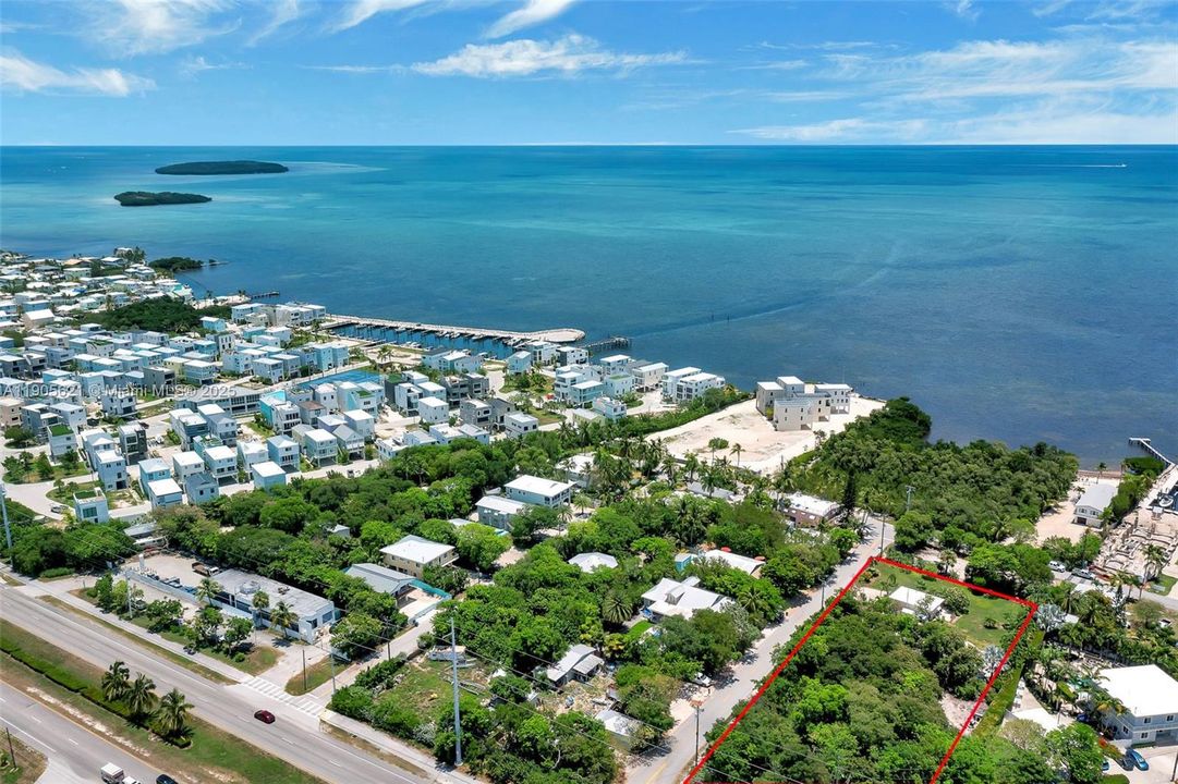 На продажу: $1,175,000 (0.99 acres)