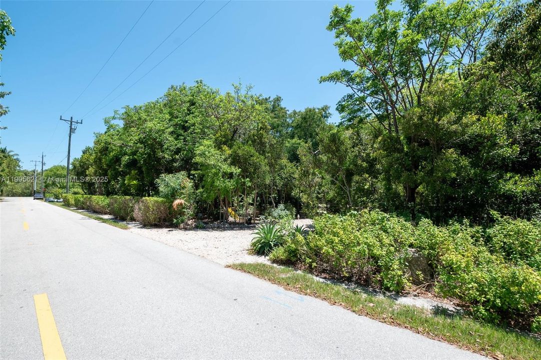 На продажу: $1,175,000 (0.99 acres)