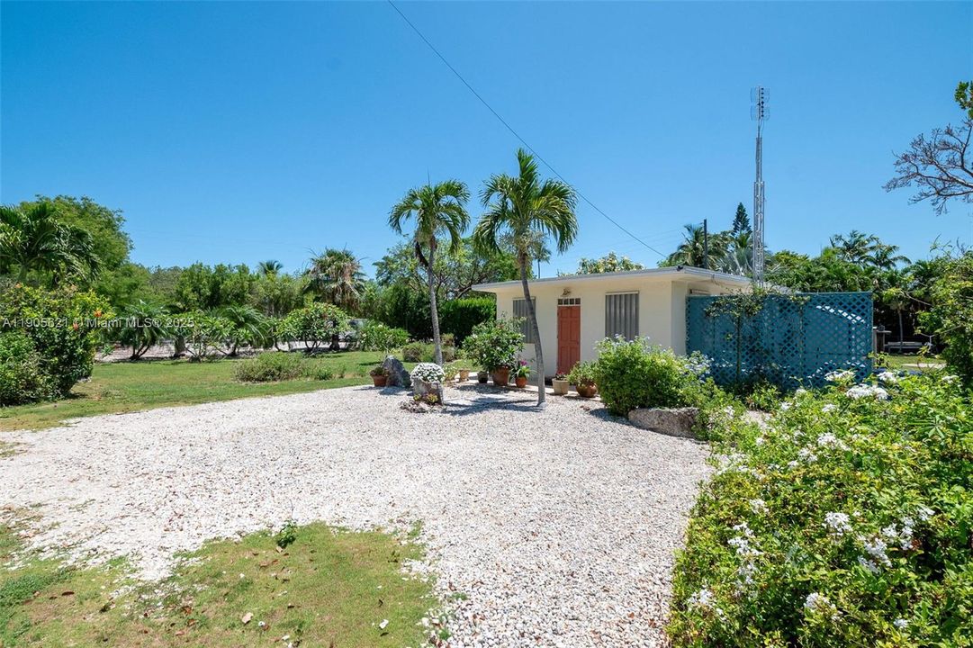 На продажу: $1,175,000 (0.99 acres)