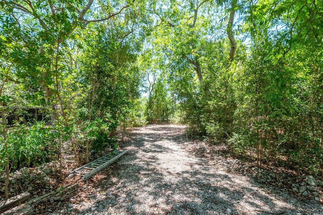 На продажу: $1,175,000 (0.99 acres)