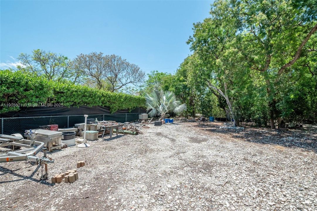 На продажу: $1,175,000 (0.99 acres)