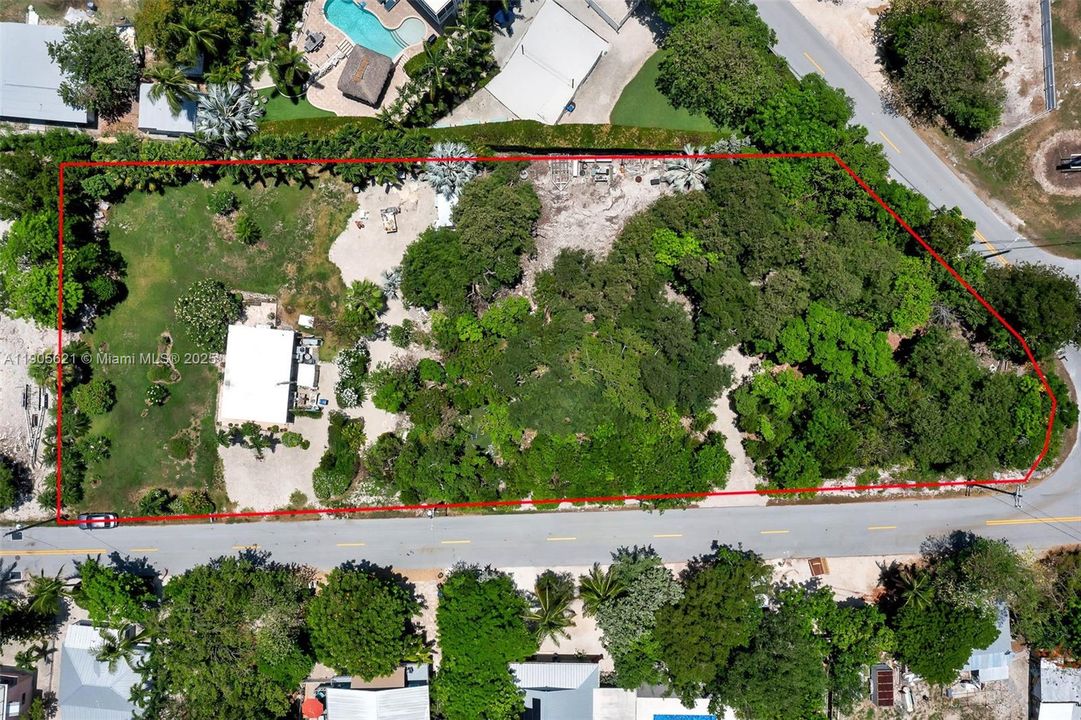 На продажу: $1,175,000 (0.99 acres)