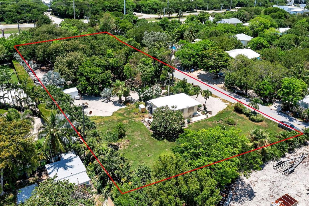 На продажу: $1,175,000 (0.99 acres)