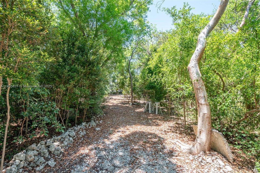 На продажу: $1,175,000 (0.99 acres)