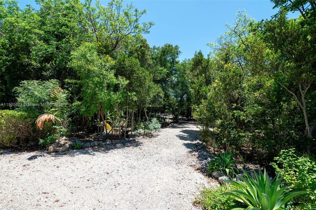 На продажу: $1,175,000 (0.99 acres)