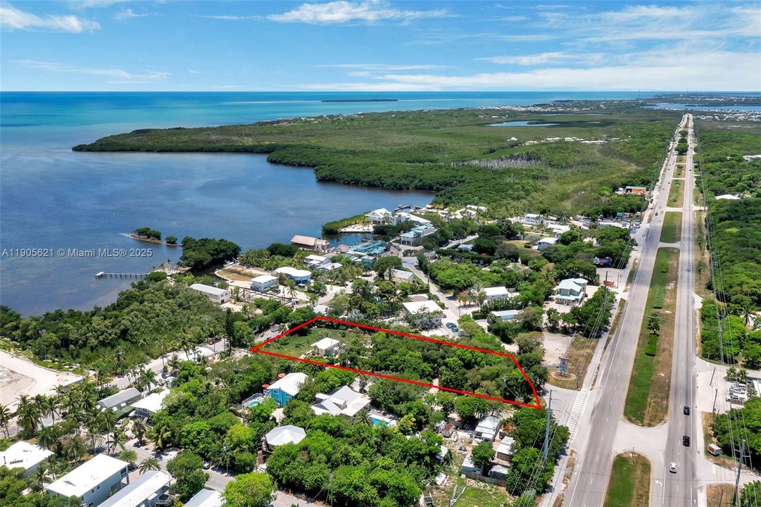 На продажу: $1,175,000 (0.99 acres)