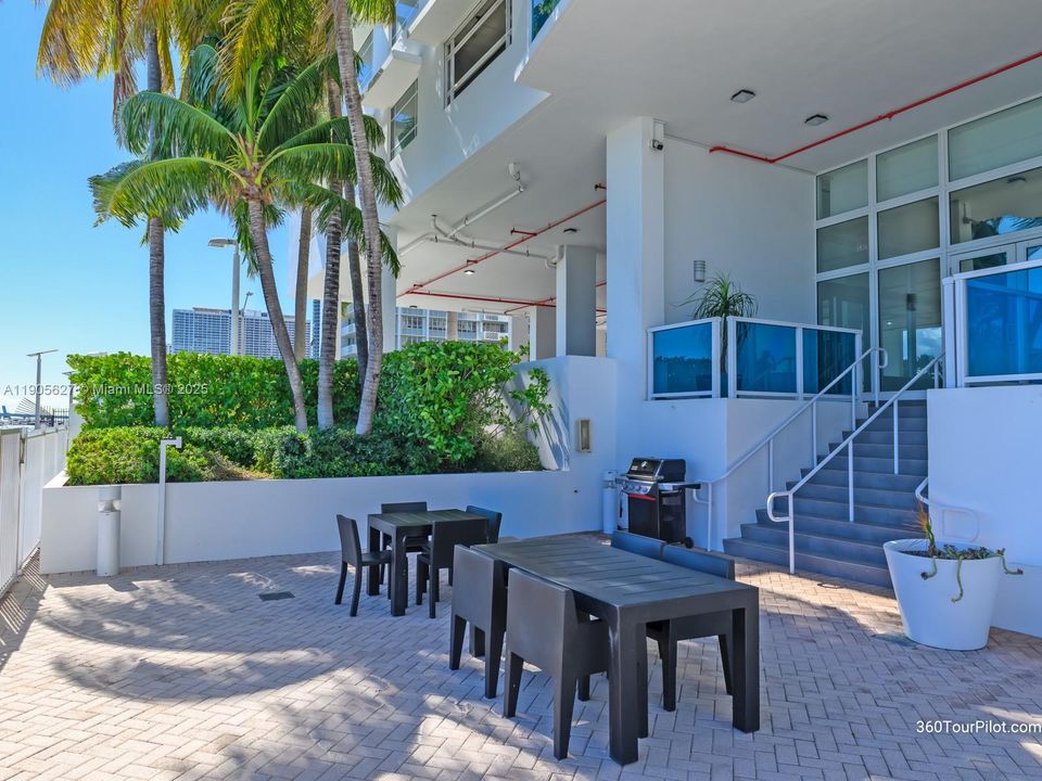 Recently Rented: $5,600 (2 beds, 2 baths, 1400 Square Feet)