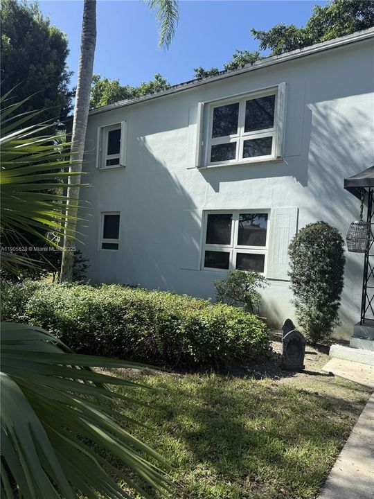 For Sale: $385,000 (2 beds, 1 baths, 840 Square Feet)