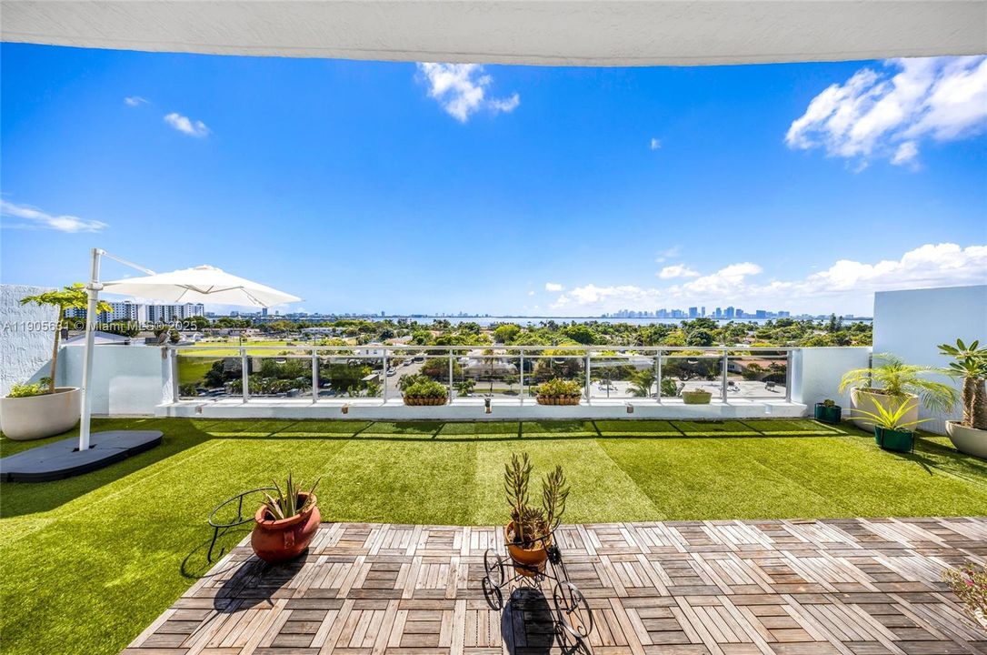 For Sale: $749,000 (2 beds, 2 baths, 1735 Square Feet)