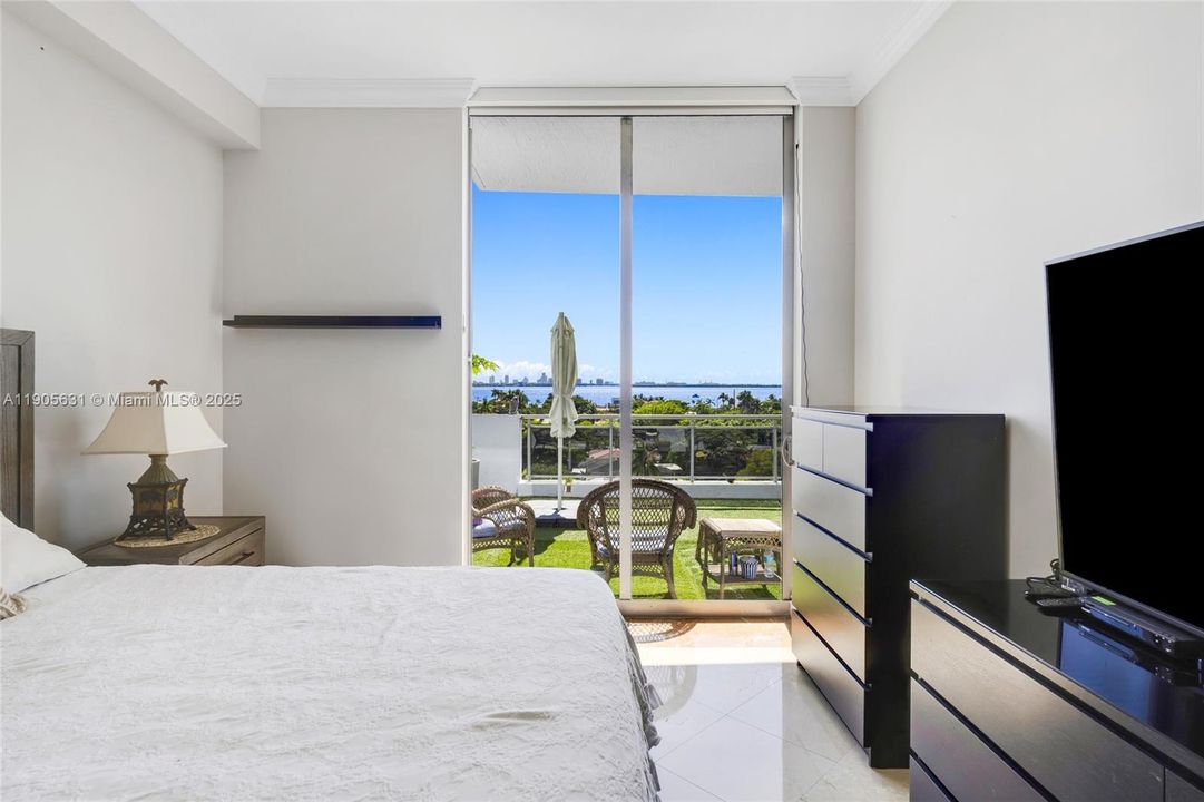 For Sale: $749,000 (2 beds, 2 baths, 1735 Square Feet)