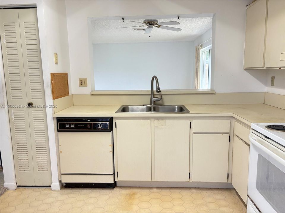 Recently Sold: $335,000 (3 beds, 2 baths, 1415 Square Feet)