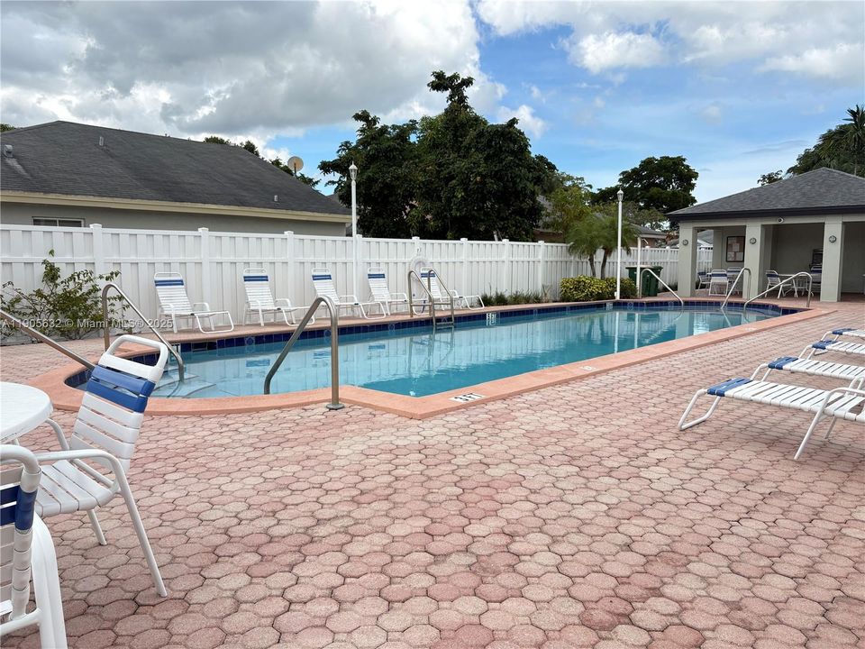 Recently Sold: $335,000 (3 beds, 2 baths, 1415 Square Feet)