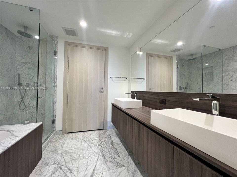 Recently Rented: $4,500 (1 beds, 1 baths, 829 Square Feet)