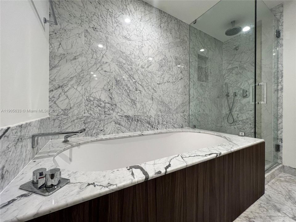 Recently Rented: $4,500 (1 beds, 1 baths, 829 Square Feet)