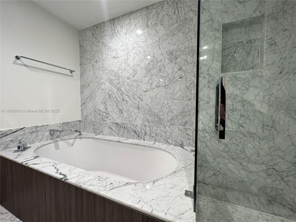 Recently Rented: $4,500 (1 beds, 1 baths, 829 Square Feet)