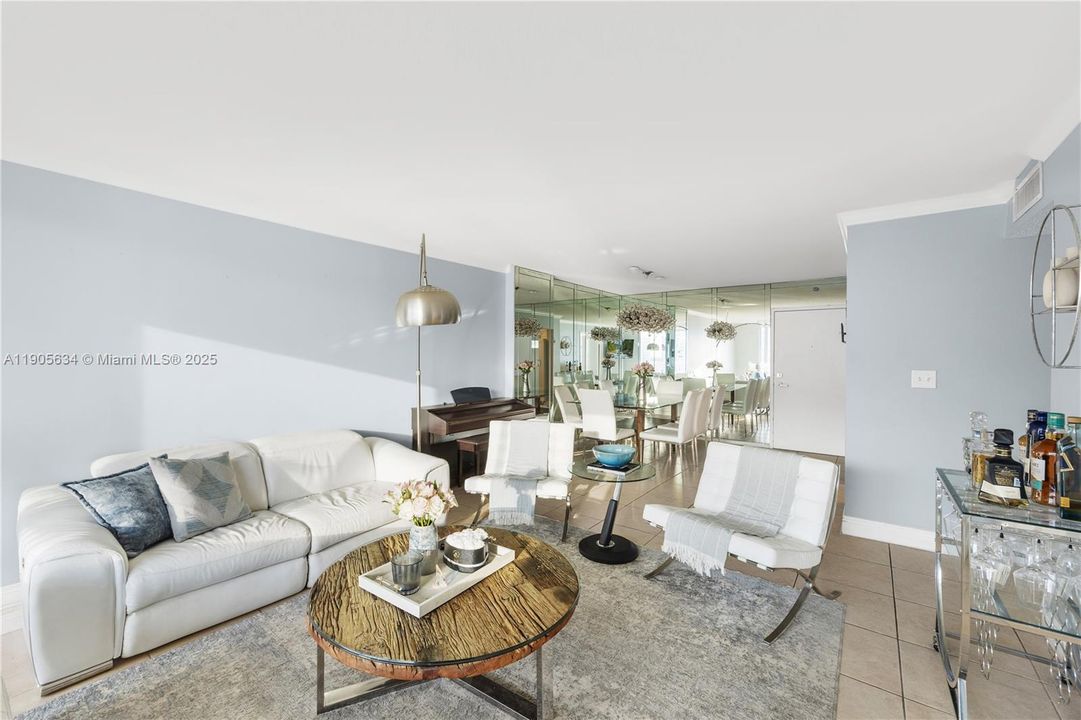 合同活跃: $330,000 (2 贝兹, 2 浴室, 1220 平方英尺)