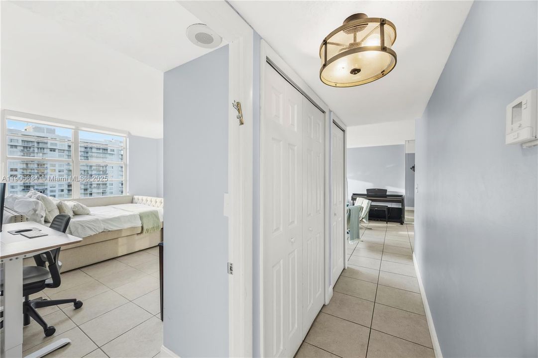 合同活跃: $330,000 (2 贝兹, 2 浴室, 1220 平方英尺)