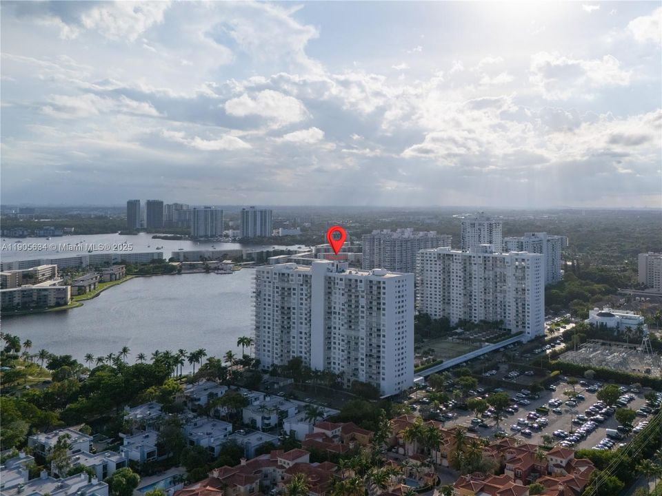 合同活跃: $330,000 (2 贝兹, 2 浴室, 1220 平方英尺)