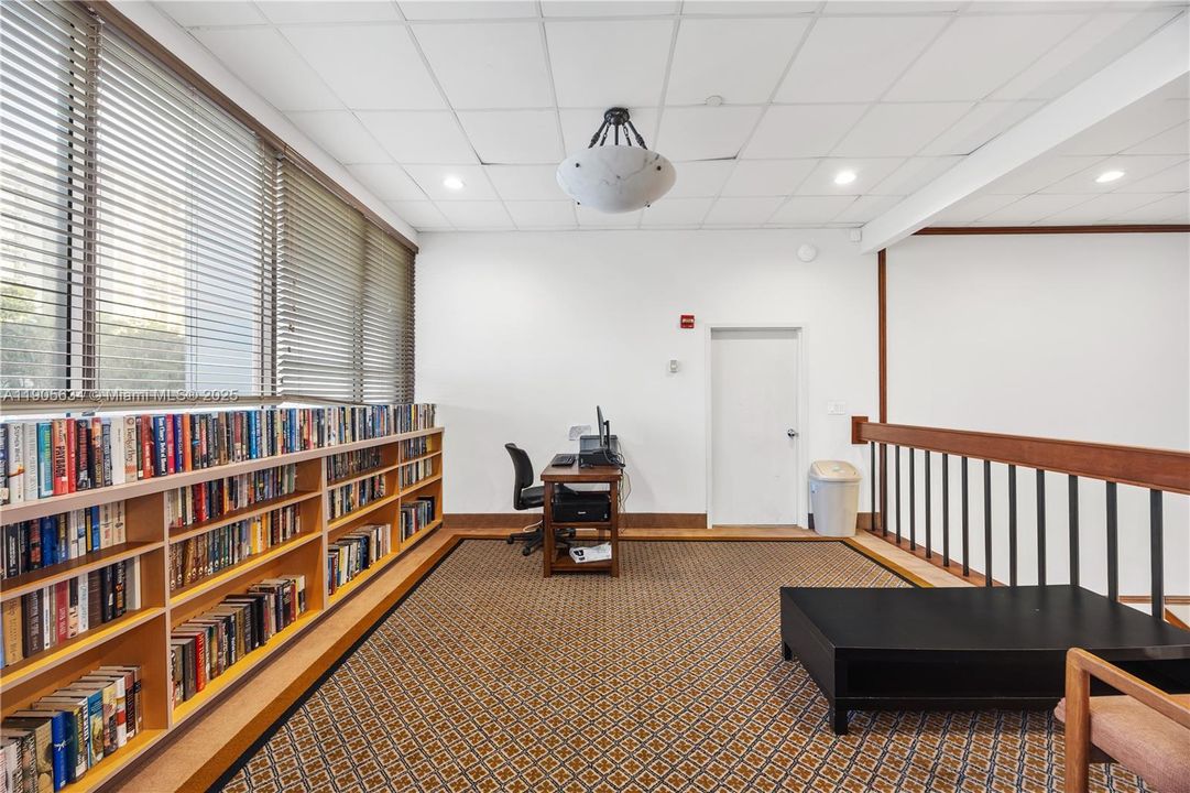 合同活跃: $330,000 (2 贝兹, 2 浴室, 1220 平方英尺)