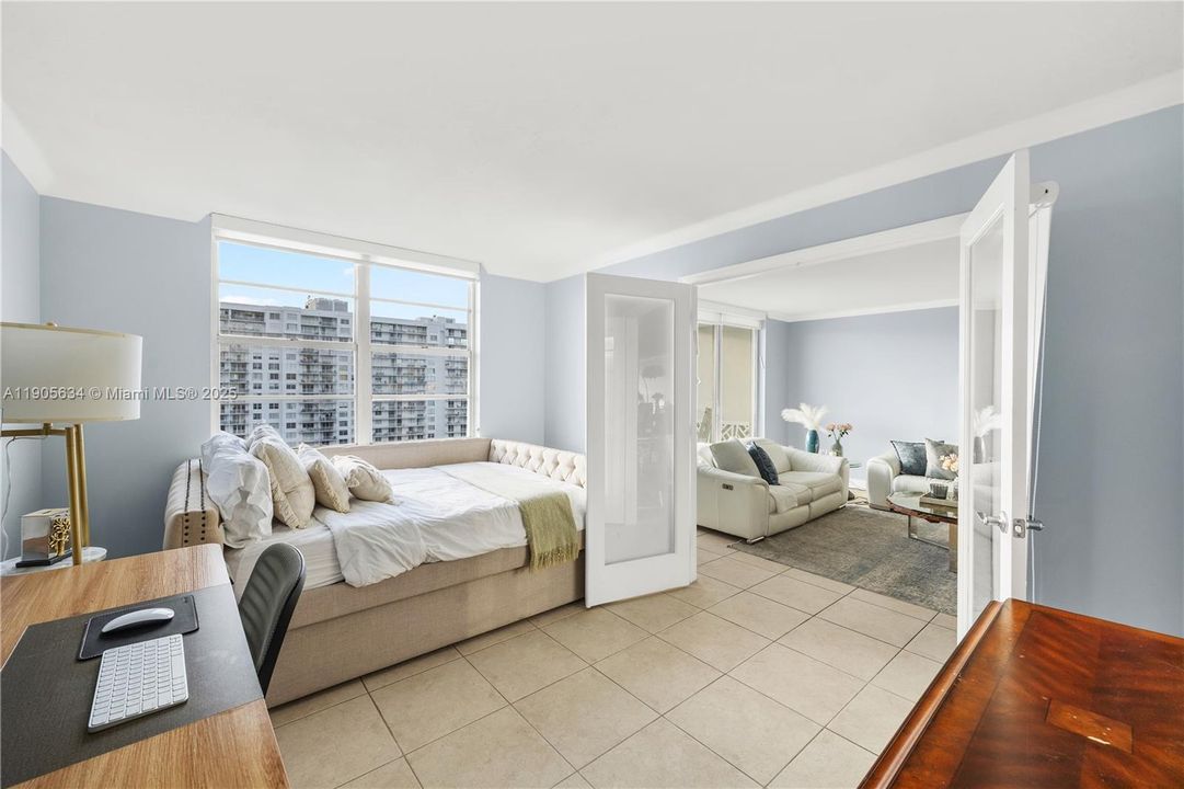 合同活跃: $330,000 (2 贝兹, 2 浴室, 1220 平方英尺)