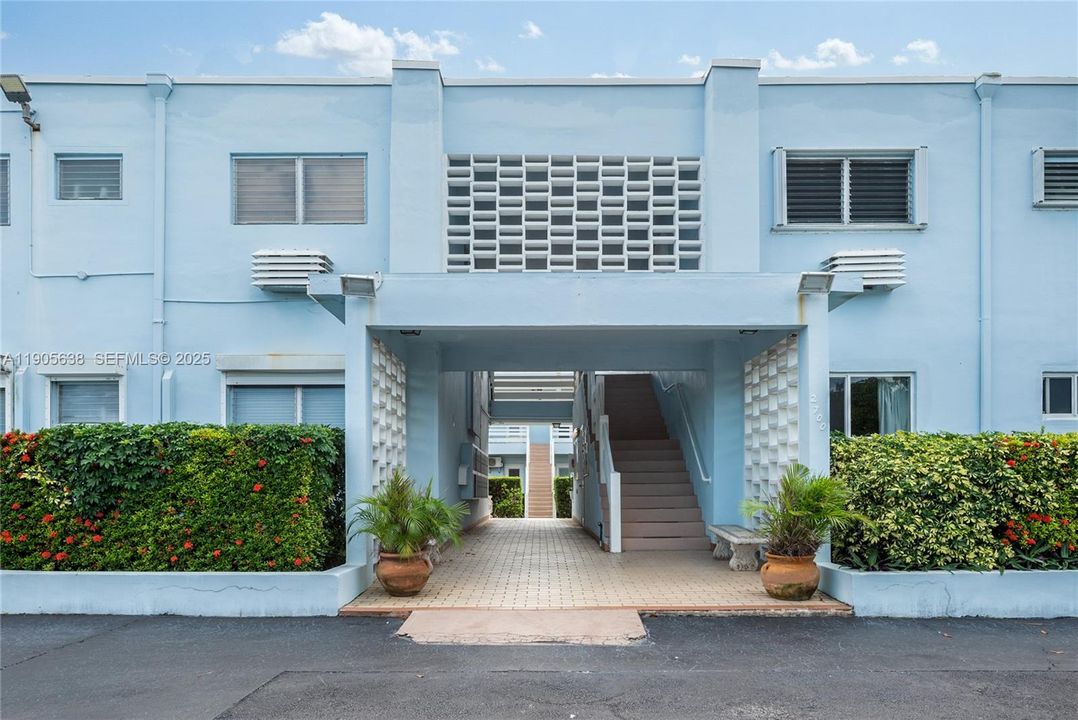 На продажу: $199,000 (2 спален, 1 ванн, 810 Квадратных фут)