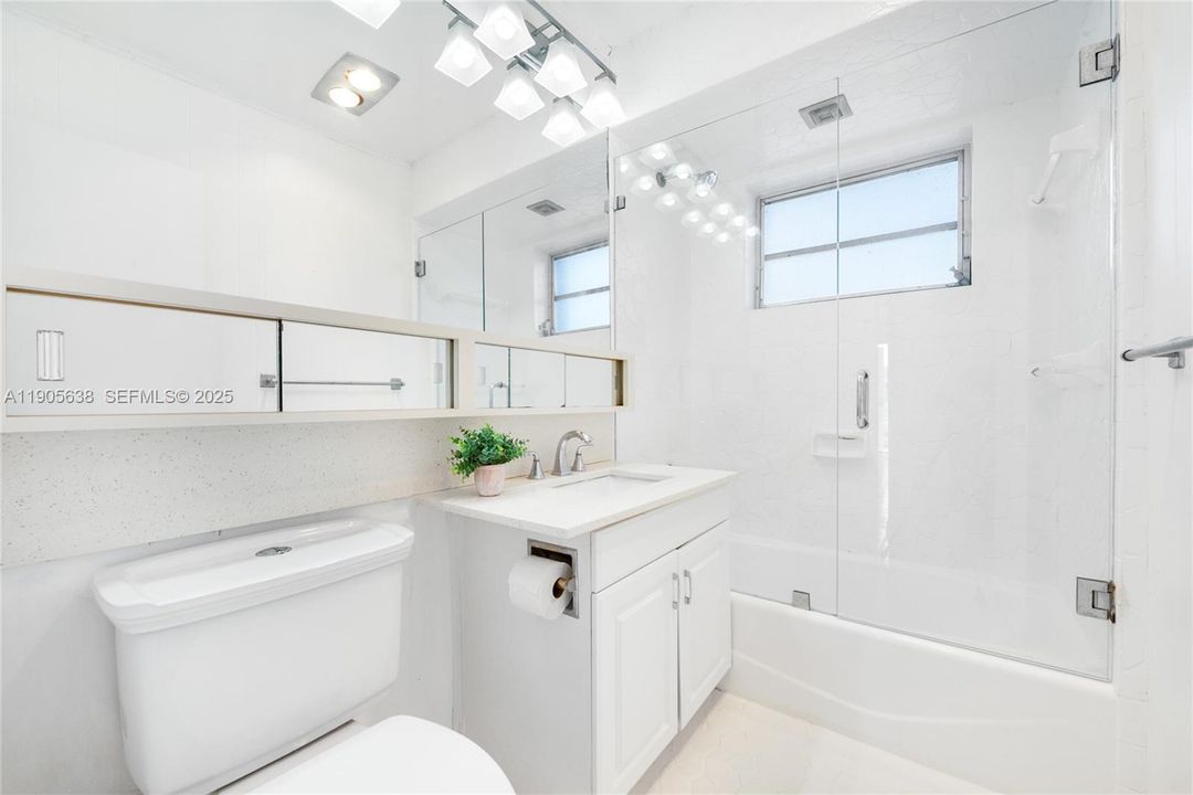 На продажу: $199,000 (2 спален, 1 ванн, 810 Квадратных фут)