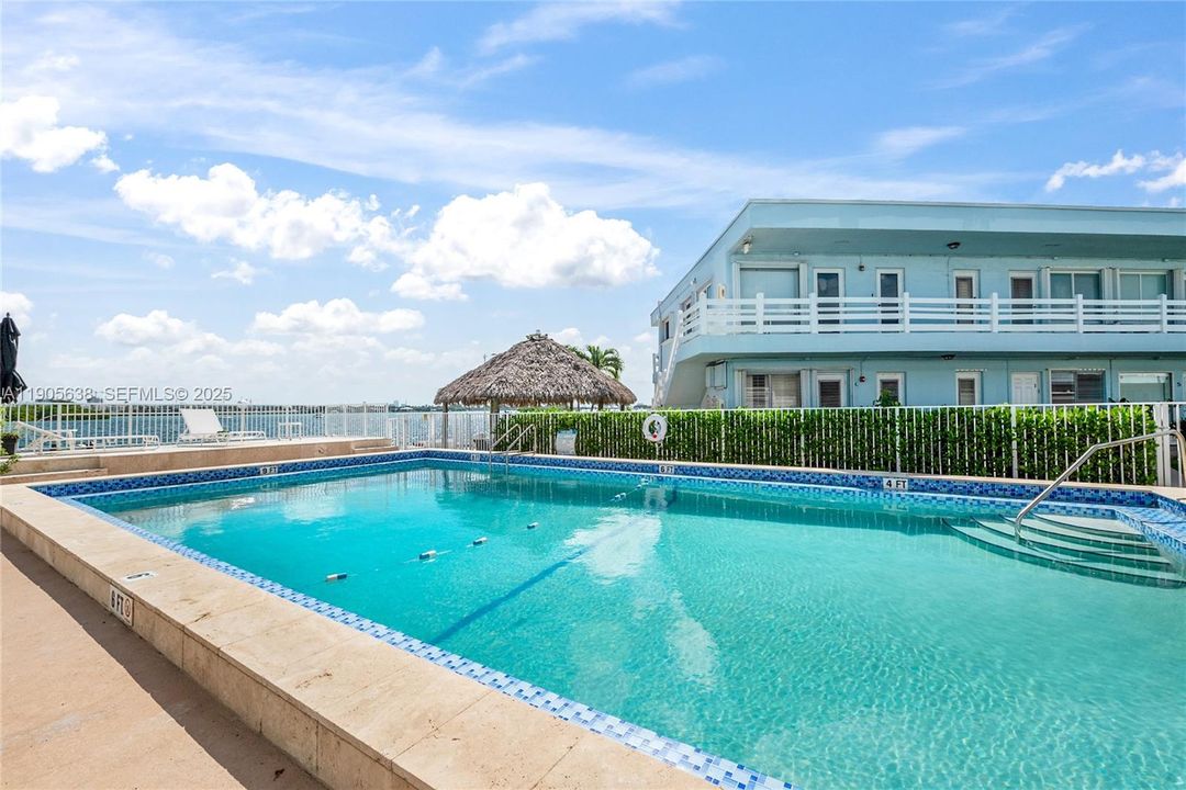 На продажу: $199,000 (2 спален, 1 ванн, 810 Квадратных фут)