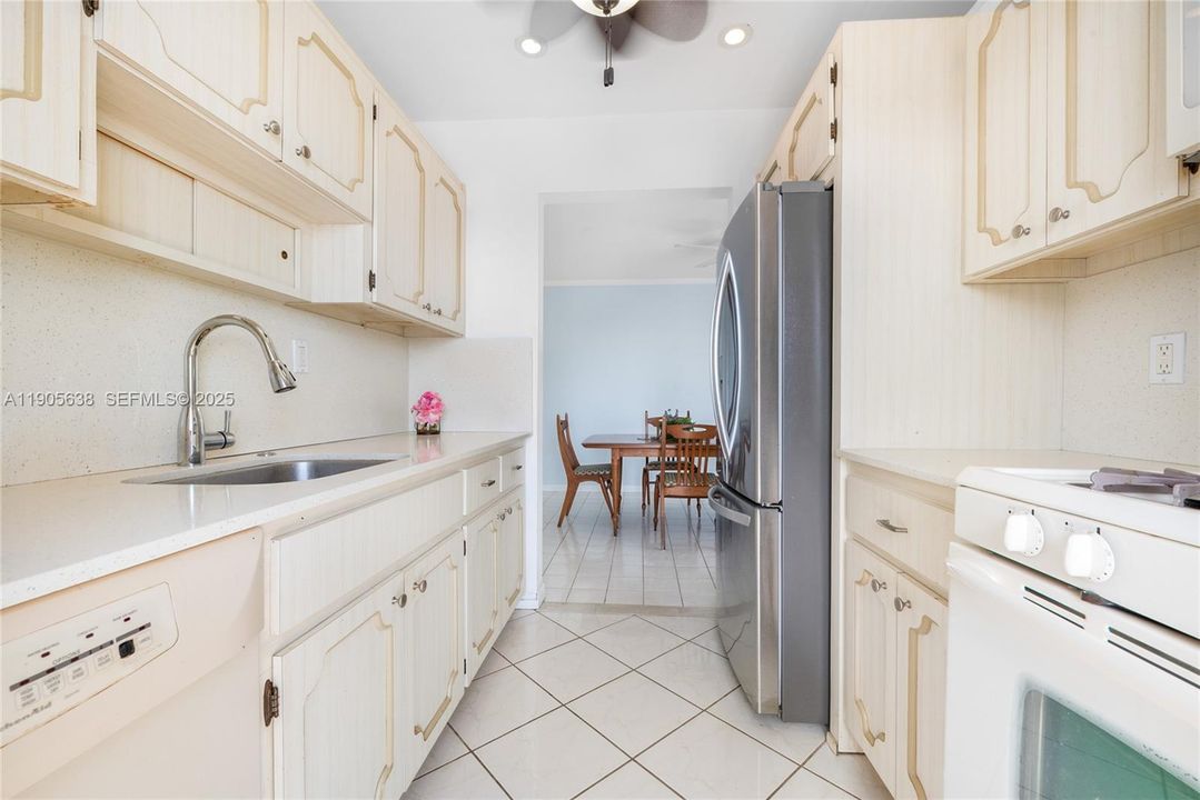 На продажу: $199,000 (2 спален, 1 ванн, 810 Квадратных фут)