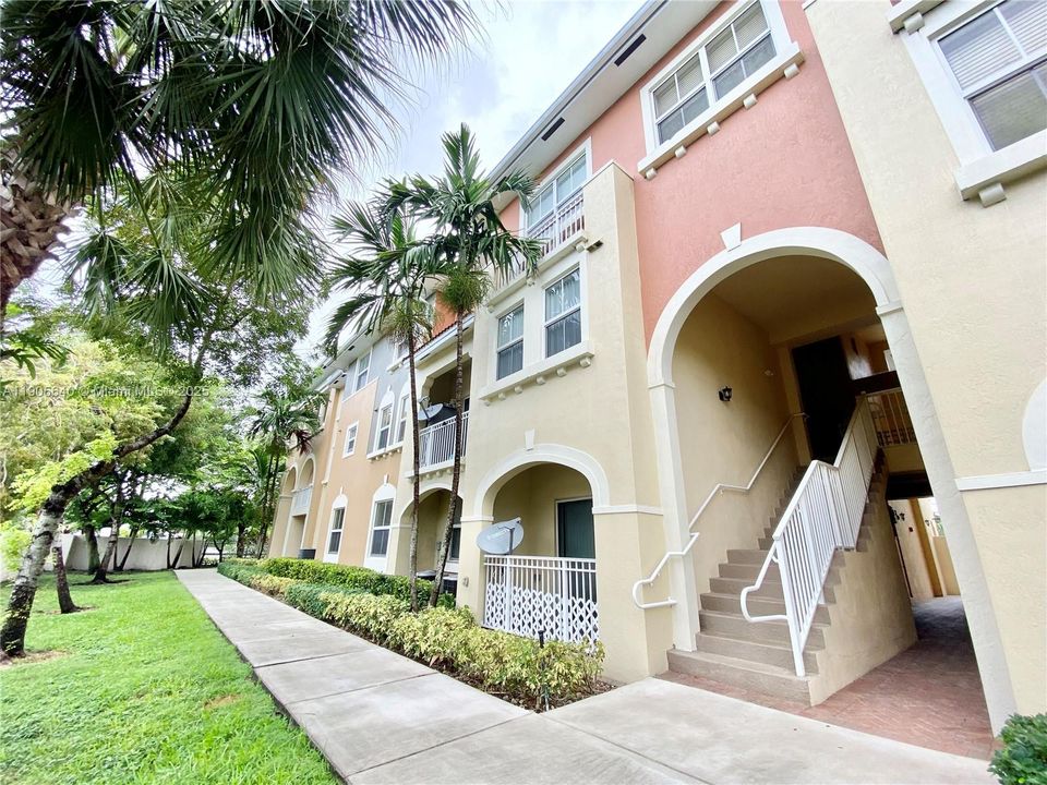 For Rent: $2,750 (3 beds, 2 baths, 1207 Square Feet)