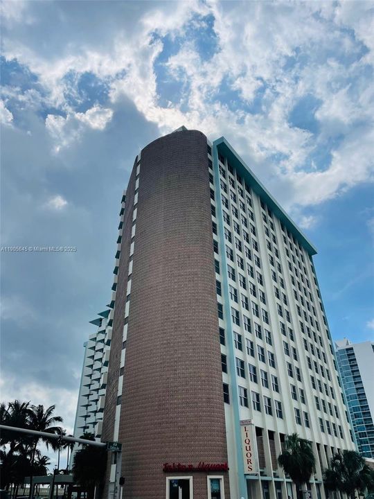 For Sale: $350,000 (1 beds, 1 baths, 726 Square Feet)