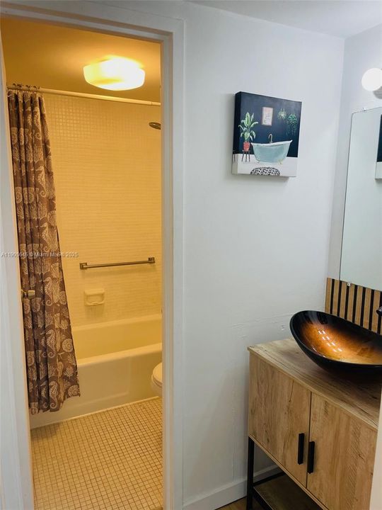 For Sale: $350,000 (1 beds, 1 baths, 726 Square Feet)