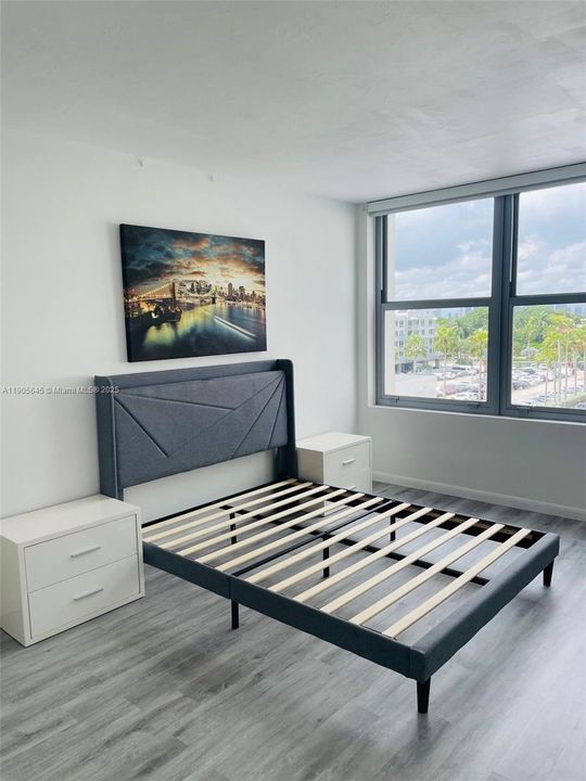 For Sale: $350,000 (1 beds, 1 baths, 726 Square Feet)