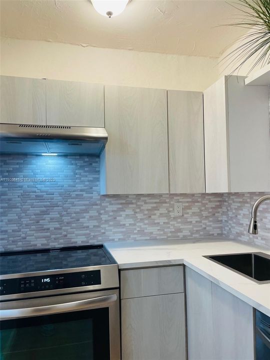 For Sale: $350,000 (1 beds, 1 baths, 726 Square Feet)