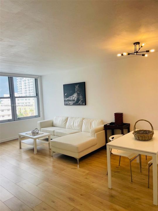 For Sale: $350,000 (1 beds, 1 baths, 726 Square Feet)