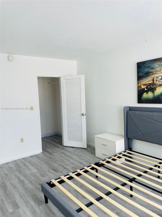 For Sale: $350,000 (1 beds, 1 baths, 726 Square Feet)