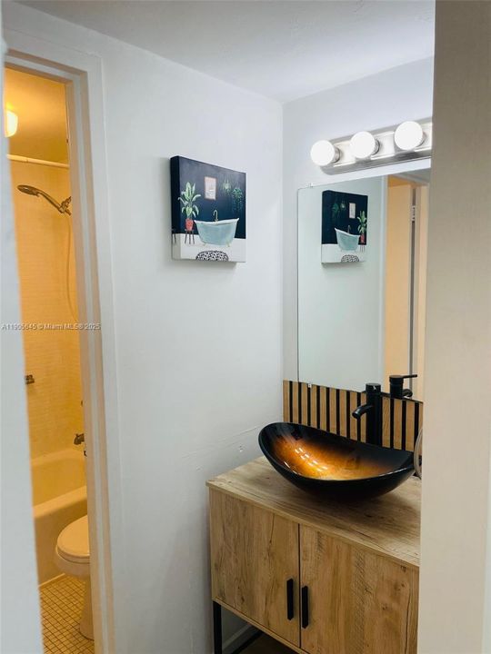 For Sale: $350,000 (1 beds, 1 baths, 726 Square Feet)