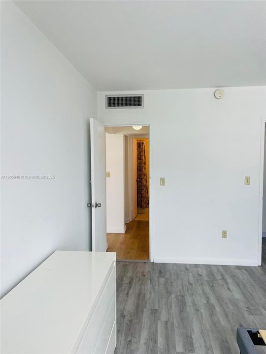 For Sale: $350,000 (1 beds, 1 baths, 726 Square Feet)