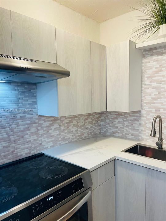 For Sale: $350,000 (1 beds, 1 baths, 726 Square Feet)