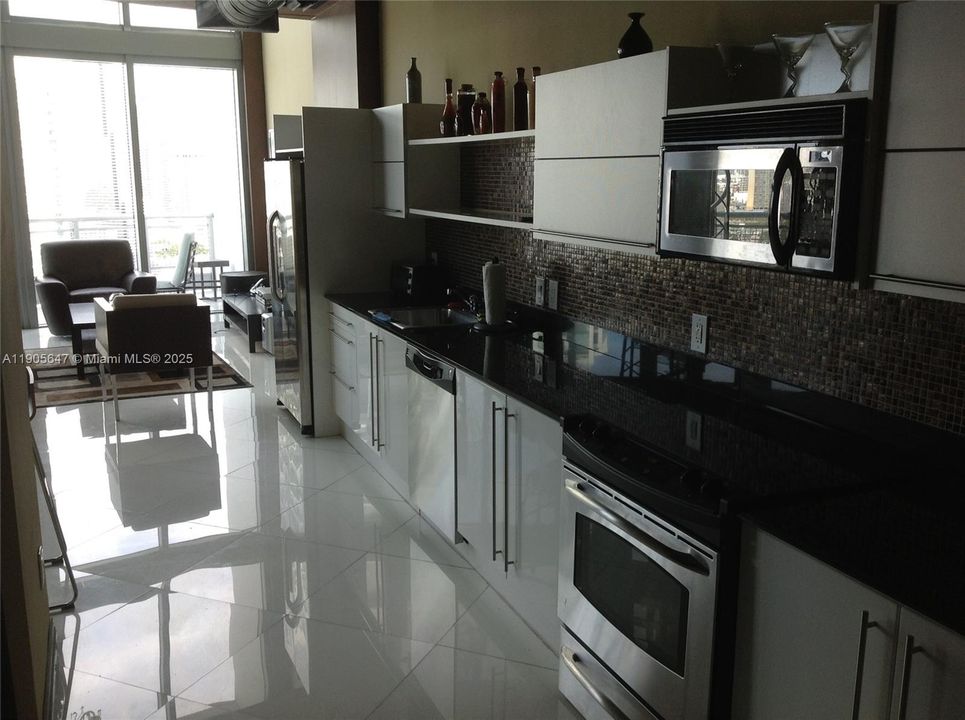 最近租的: $4,000 (1 贝兹, 2 浴室, 1337 平方英尺)